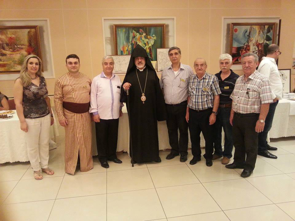 Շահէ եպս. Փանոսեանի հետ՝ «Երջօ Սամուէլեան-Եռագոյն» սրահին մէջ