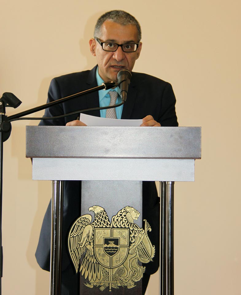 vahakn-podium_111116