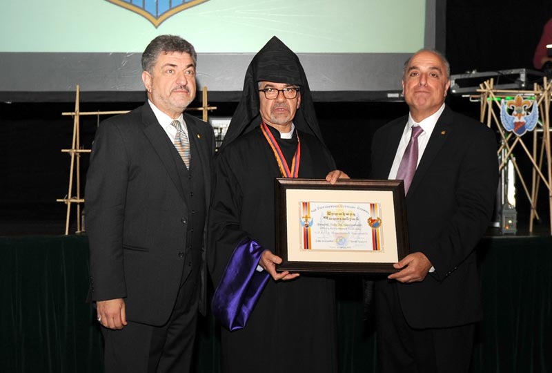 ՀՄԸՄ-Ի «Արտակարգ Պատուանշան» Մուշեղ Արք. Մարտիրոսեանին