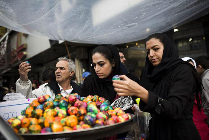 Իրանցիները գունաւոր հաւկիթներ կը գնեն Նովրուզի համար