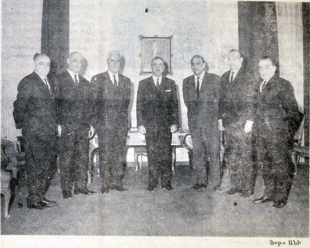 Նկարին վրայ, ձախէն աջ` Անդրանիկ Ուրֆալեան, Շահէն Տէրտէրեան, Մովսէս Տէր Գալուստեան, վարչապետ Ռաշիտ Քարամէ, Հրաչ Թուրիկեան, Վարդգէս Տէր Կարապետեան եւ Արշաւիր Յովսէփեան: