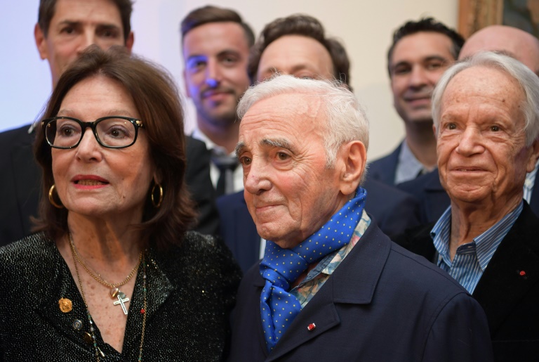 charles-aznavour-d-et-nana-mouskouri-le-19-decembre-2016-a-l-ambassade-de-g