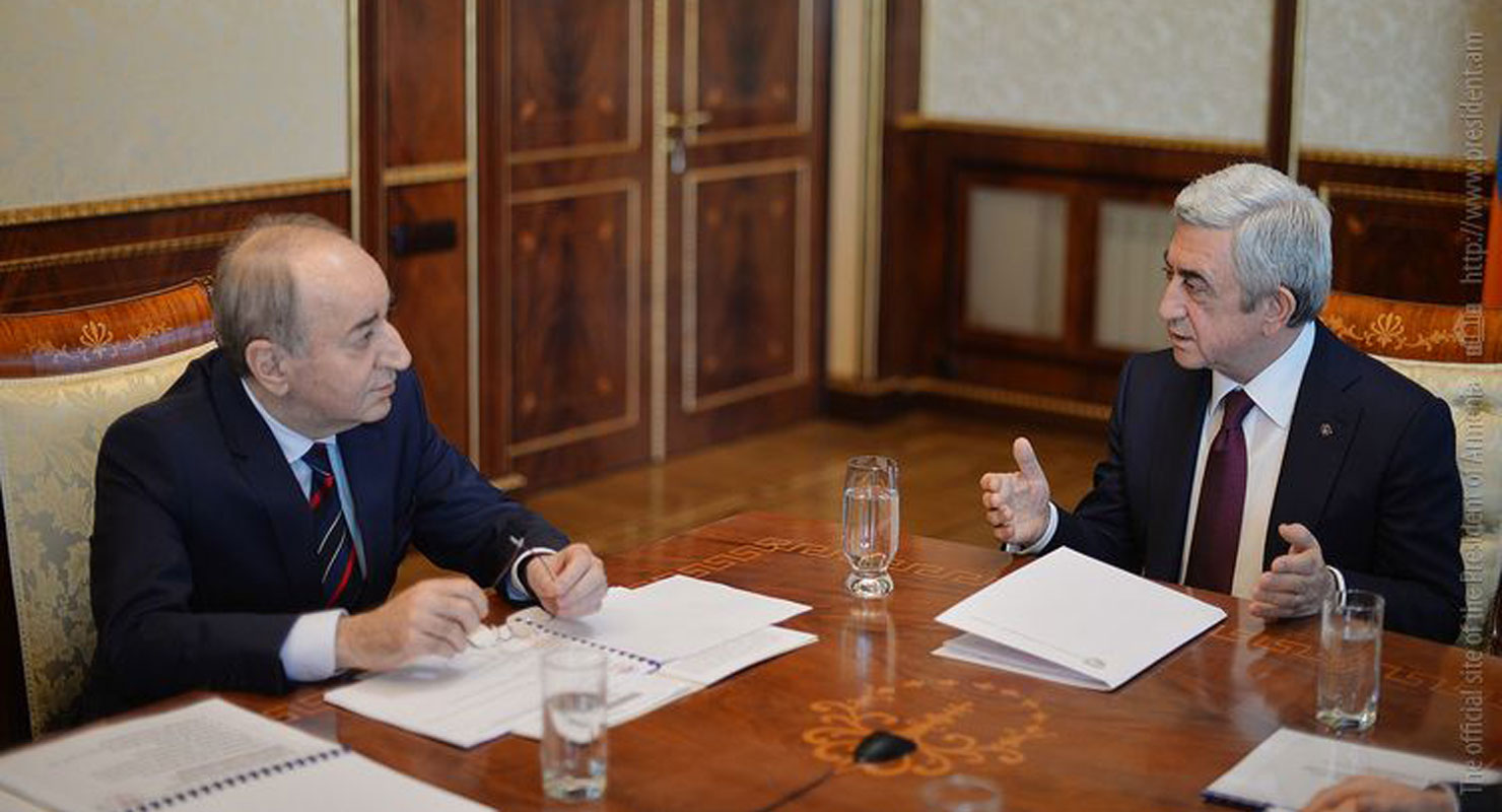 Նախագահ Սերժ Սարգսեան Խորհրդակցութիւն  Ունեցած Է Հանրային Ծառայութիւնները  Կարգաւորող Յանձնախումբի Անդամներուն Հետ