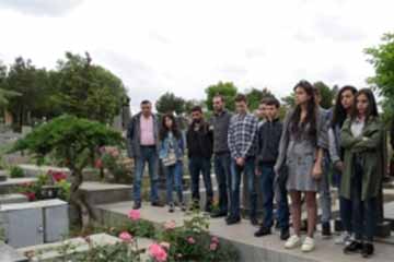 Յիշենք Այն Տղաները, Որոնք Անգամ Գնդակ Չարձակելով Արդէն Իսկ Հերոս Են. ՀՅԴ-ակաները Այցելեցին Եռաբլուր