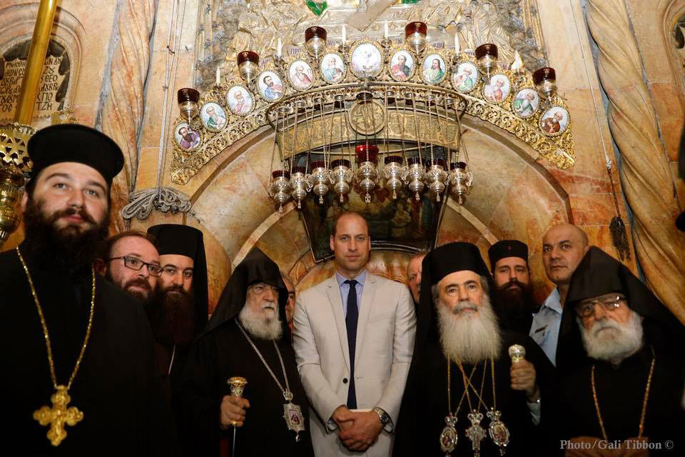Արքայազն Ուիլիըմը Հայկական Խաչ Նուէր Ստացած Է Երուսաղէմի Հայոց Պատրիարքարանէն