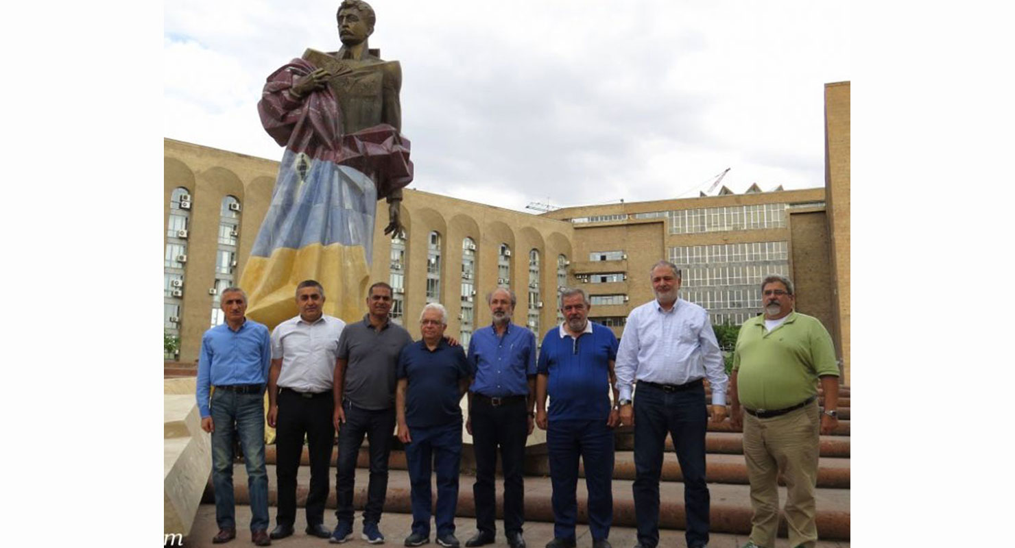 ՀՅԴ Բիւրոյի Անդամները Ծաղիկներ Զետեղեցին Արամ Մանուկեանի Արձանին