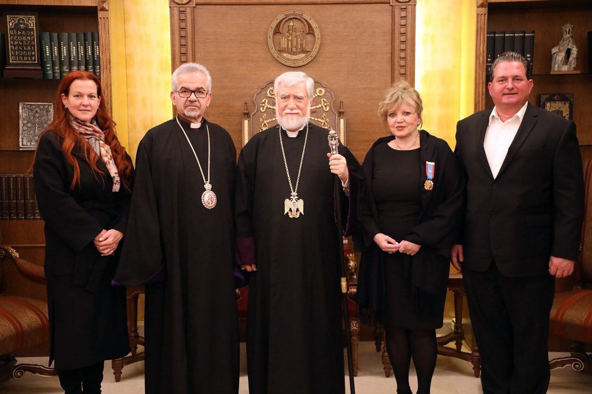 Արամ Ա. Կաթողիկոս Մեծի Տանն Կիլիկիոյ Կաթողիկոսութեան «Ասպետի Կարգ»-ի Շքանշանով Պարգեւատրեց Մեթթի Տումանեանը