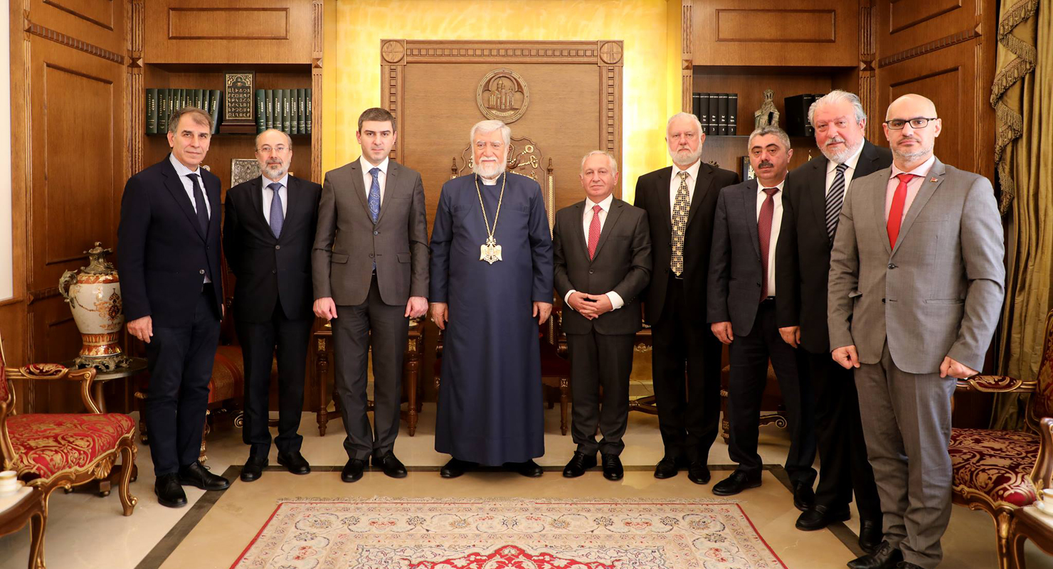 Արամ Ա. Կաթողիկոս Ընդունեց  Արցախի Պետական Նախարարը