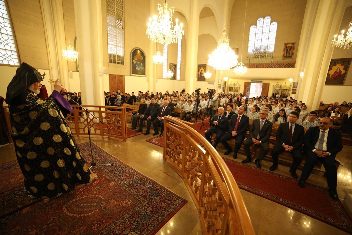 Արամ Ա. Կաթողիկոս Կը Հանդիսապետէ  Միջինքի Արարողութեան`  Ս. Նշան Մայր Եկեղեցւոյ Մէջ