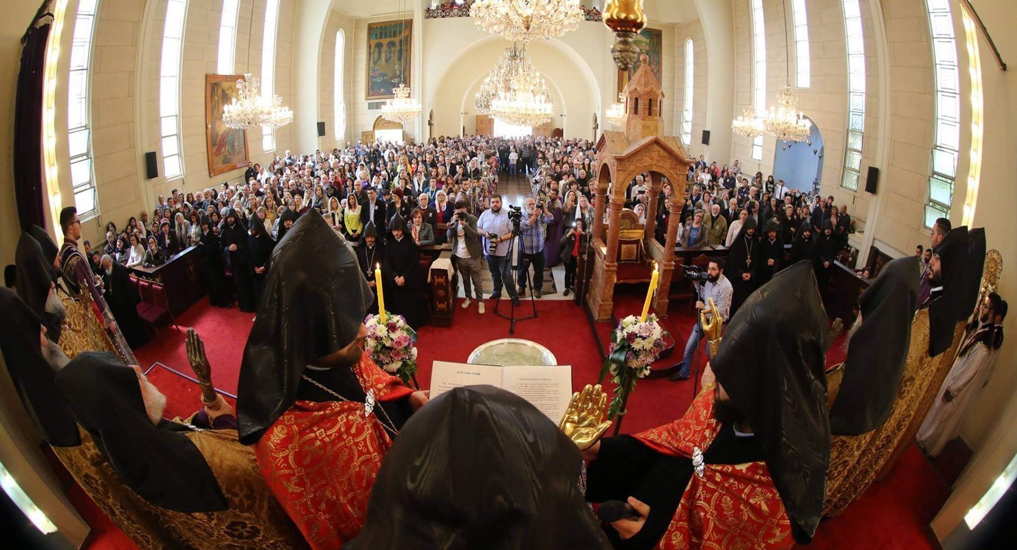 Լուսաւորչի Ս. Աջին Օրհնութիւնը  Բաշխուեցաւ  Անթիլիաս Հաւաքուած  Ուխտաւորներու Հոծ Բազմութեան