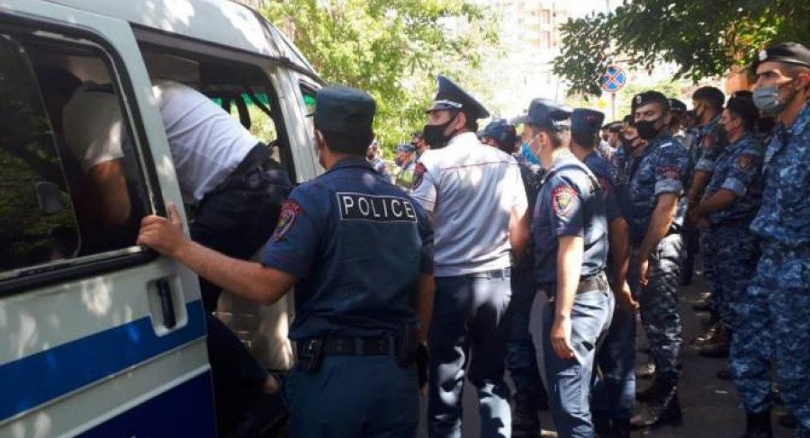 Ոստիկանութիւնը Բերման Ենթարկած Է  Կառավարութեան  Շէնքին Դիմաց Ցոյց Կատարող  ՀՅԴ ՆԱՈՒՄ-ի եւ ՀԵՄ-ի 16 Անդամ