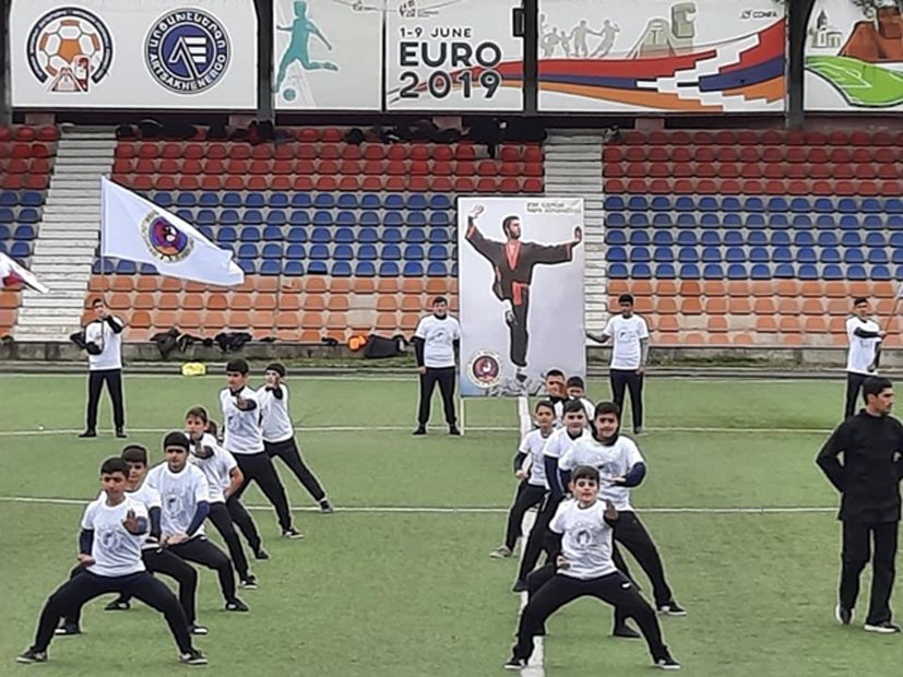 Լուսաւոր Եւ Լոյս Սփռող Մասթըր Կարոյին Հետ