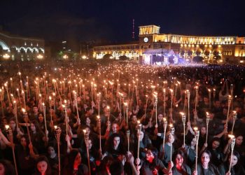 «Զարթնի՛ր Լաօ» Կարգախօսով Աւանդական Ջահերով Երթը Երեւանի Մէջ Համախմբեց Հազարաւոր Հայորդիներ