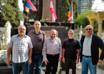 ՀՅԴ «Ռոստոմ» Կոմիտէն Ֆըրն Շըպպեքի Ազգային Գերեզմանատան Մէջ Կանգնեցուած Ցեղասպանութեան Յուշակոթողին Ծաղկեպսակ Զետեղեց