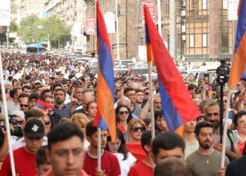 Քաղաքացիական Պայմանագիրը Տապալեց  Արցախի Հարցով Գումարելի  Խորհրդարանի Արտակարգ Նիստը.  Ոստիկանութիւնը Անհամաչափ  Ուժ Կիրարկեց Ցուցարարներուն Դէմ
