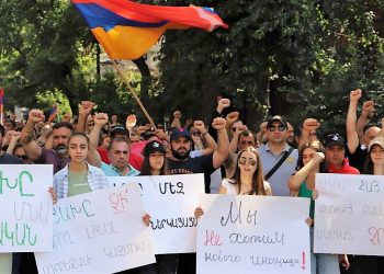 «Դիմադրութեան» Շարժման Երթը Դէպի Արտաքին Գործոց Նախարարութեան Շէնք