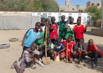 Սենեկալ.   Աշակերտներ Ծառեր Կը Տնկեն Իրենց Դպրոցի Բակին Մէջ