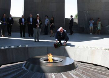 ԵԱՀԿ-ի Մինսքի Խմբակի Ամերիկացի Համանախագահ Ֆիլիփ Ռիքըրն Ու Հայաստանի Մէջ Միացեալ Նահանգներու Դեսպանը Այցելած Են Հայոց Ցեղասպանութեան Յուշահամալիր