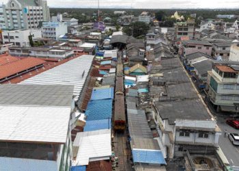 Շուկային Մէջէն Անցնող Շոգեկառքը