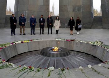 Յունաստանի Խորհրդարանի Պատուիրակութիւնը Այցելած Է Հայոց Ցեղասպանութեան Յուշահամալիր