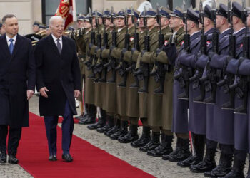 Տուտա Վարշաւայի Մէջ  Դիմաւորած Է Պայտընը