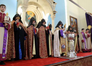 Սուրբ Գրիգոր Լուսաւորիչ Հայրապետին  Սրբազան Աջին Օրհնութիւնը Բաշխուեցաւ  Հաւատացեալ Ժողովուրդին
