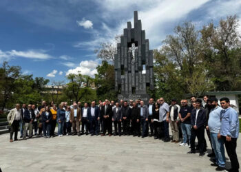 ՀՅԴ Բիւրոյի Ներկայացուցիչը Եւ ՀՅԴ-ի Անդամները Ծաղիկներ Դրած Են «Նեմեսիս»-ի Յուշարձանին