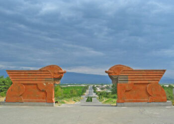 Ահագնագոռ Ղօղանջներ  Սարդարապատէն