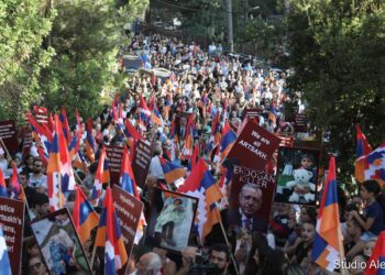 Բազմահազար Հայորդիներ Բուռն Կերպով Դատապարտեցին Ազրպէյճանի Ցեղասպանական Պետութիւնը. Բախում Ապահովական Մարմիններուն Հետ. 30 Վիրաւորներ Փոխադրուեցան Հիւանդանոց