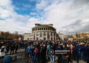 Ազատութեան Հրապարակին Վրայ.  Արցախցիները Հաւաքական Վերադարձ Կը Պահանջեն