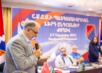 «ՀՄԸՄ-ի 13-րդ Պատգամաւորական Ժողովը Անգամ Մը Եւս Ուխտեց, Այս Պարագային Արցախի Համար, Որ ՀՄԸՄ-ականներ Արցախի Դրօշը, Պեճերը Կրելով` Ժողովուրդին Պիտի Յիշեցնեն, Թէ` Ազատ, Անկախ Եւ Ամբողջական Հայաստանի Երազ Մը Կայ, Որ Պէ՛տք Է Իրականանայ»  «Ազդակ»-ին Հաստատեց Յակոբ Խաչերեան