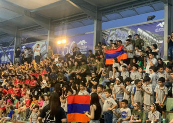 Հայաստանի Ա. Հանրապետութեան 106-Ամեակին Առիթով.   Լիբանանահայ Հարիւրաւոր Պատանիներ Հայրենիքի Զօրակցական Կոչերով, Երգեցողութեամբ Եւ Պարերով Մասնակցեցան Ներսիկ Եւ Արաբօ Իսպիրեաններու Երգահանդէսին