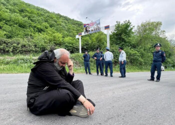 Արցունք Բերաւ Աչքերէս Սրբազանին Պատկերը…