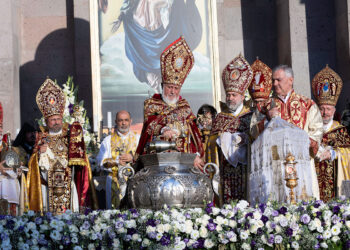 Միւռոնօրհնէք Եւ Սուրբ Էջմիածինի  Մայր Տաճարի Վերաօծում