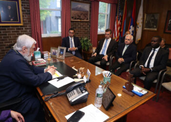 Արամ Ա. Կաթողիկոսին Հանդիպեցաւ  Միացեալ Նահանգներու Ծերակոյտի Ռազմական  Հարցերու Յանձնախումբի Ատենապետը