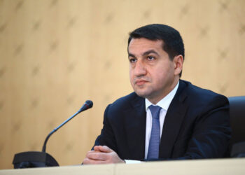 Հինգ Մեկնաբանութիւն