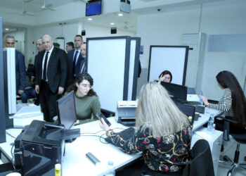 Նախագահ Աուն Պէյրութի Նաւահանգիստ  Եւ Ինքնաշարժներու Արձանագրման Կեդրոն Այցելեց