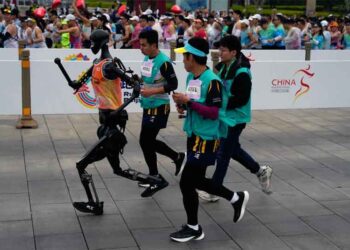 Չինաստանի Մէջ` Մարդամեքենաներու Վազքի Մրցում