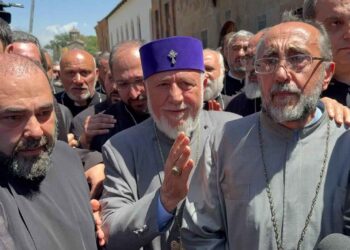 Իրաւապահները Ոտնձգութիւն Կը Կատարեն Ս. Էջմիածինի Դէմ.  Միքայէլ Արք. Աջապահեան Ձերբակալուեցաւ