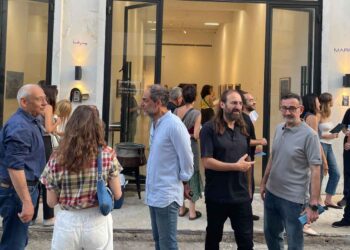 Վարդան Աւագեանի «Ոսկին Զատկաճճի Դարձնող Անէծք Մը» Խորագրեալ Ցուցահանդէսը Արուեստասէրը Կը Տանի Ցեղասպանուած Հայութեան «Հետք»-երով