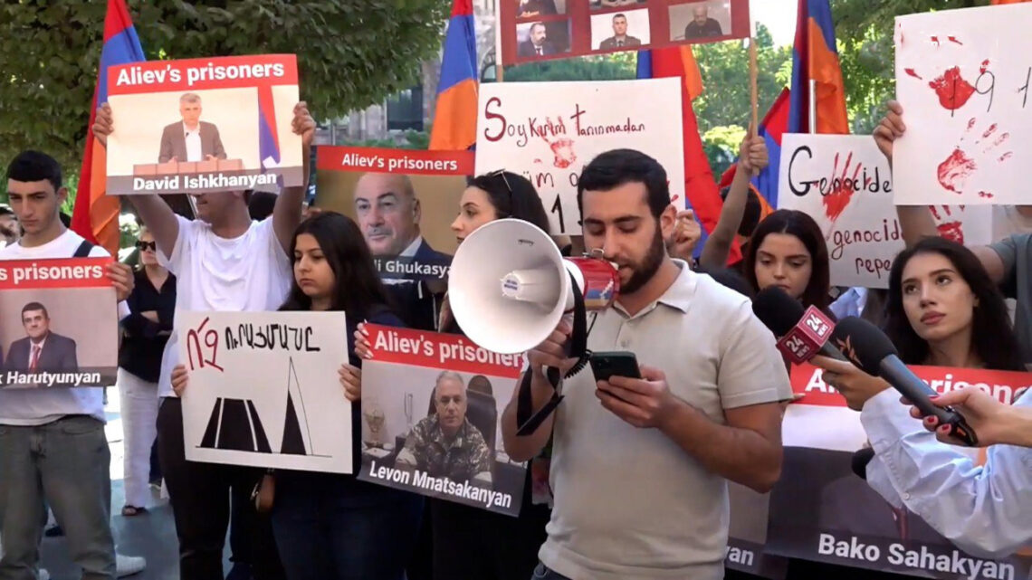 ՀՅԴ ՀԵՄ-ը Ցոյց Կատարեց Կառավարութեան  Շէնքին Առջեւ` Բողոքելով Թուրք Պաշտօնատարին  Հայաստան Այցելութեան Դէմ