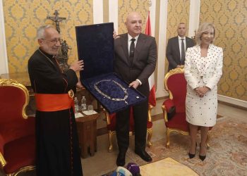 Նախագահ Ժոզեֆ Աուն Այցելեց Հռոմի Հայ Կաթողիկէ Քահանայապետական Լեւոնեան Հայ Վարժարան Եւ Պարգեւատրուեցաւ «Հաւատքի Խաչ»-ով