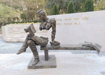 Քանդակի Մը Պատմութիւնը.  «Գրքասէրը»