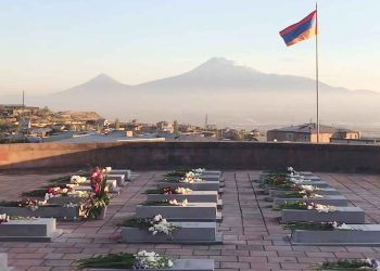 Արեամբ Քանդակուած Ոգեղէն Յուշարձաններ  (Վարանգաթաղի Հերոսներուն)