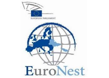 Ակնարկ.  Առաջին Անմիջական Արձագանգին Ետին  Կանգնած Իրականութիւնը