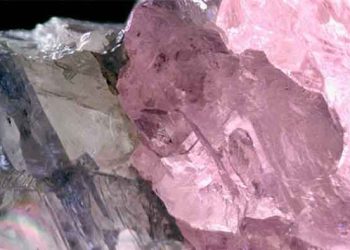 Վարդագոյն Եւ Ջինջ Իւրայատուկ Ադամանդ Մը