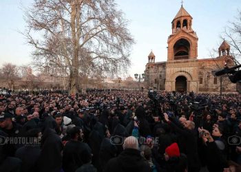 Փաշինեան Հրամայեց Իր Բիրտ Ոստիկաններուն` Ներխուժել Սուրբ Էջմիածինի Սրբազան Տարածք