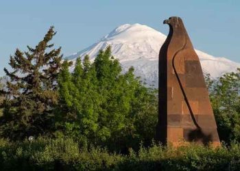 Վեհօրէն Հսկող Յուշահամալիրը` Արարատին Ու Արագածին Նայող