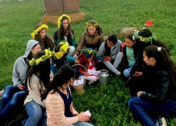 Համբարձում Եկաւ, Ծաղկունքը Ալուան, Զուգել Են Հանդեր Նախշուն Գորգերով…