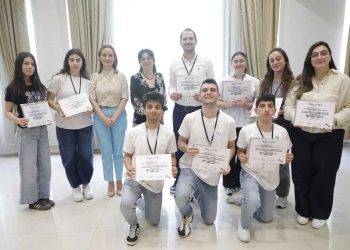 «Ճինիշեան Յիշատակի Ձեռնարկ»-ի Նախաձեռնութեամբ` Լիբանանահայ Աշակերտները Մասնակցեցան Հայաստանի Մէջ «Երիտասարդութիւնը Ընկերութեան Մէջ» Բանավէճի Հանրապետական Մրցաշարքին